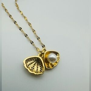 Gold Shell Pendant Necklace with Pearl (zirconia stone)